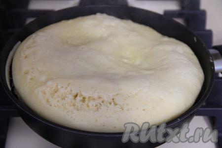 Выпекать минут 15 (поверхность пирога не должна липнуть).