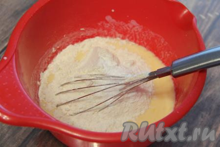 В смесь кефира и яиц всыпать муку, соль и разрыхлитель.