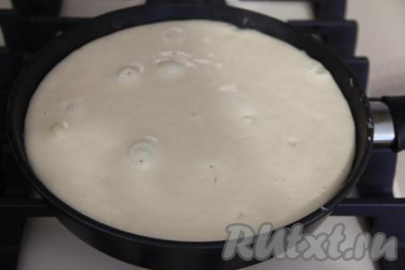 Влить тесто поверх фарша, равномерно распределить. Накрыть сковороду крышкой (крышку нужно брать с отверстием для выхода пара), уменьшить огонь до минимального.