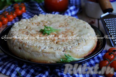 Вкусный, мягкий и сытный заливной пирог с фаршем переложить со сковороды на тарелку и подать к столу в тёплом виде. Благодаря тому, что тесто замешивается на кефире, выпечка получается нежнейшей.