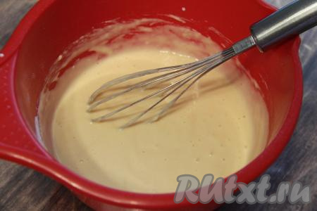 Перемешать тесто венчиком, оно получится не густым, напоминающим тесто для оладий.