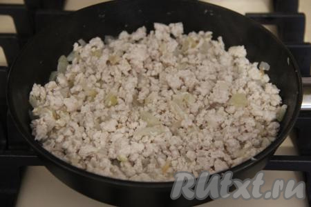 Фарш, обжаренный с луком, посолить и приправить специями по вкусу. Равномерно распределить фарш по дну сковороды.