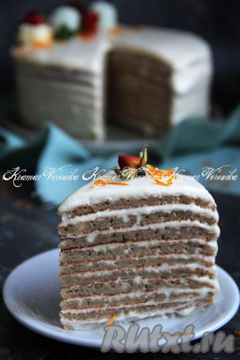 Снять с торта бортики. Оставшимся кремом промазать бока торта, украсить его по желанию. Нарезать нежный, вкусный, ароматный торт из банановых блинов на кусочки и подать к столу. Этот десерт просто тает во рту!