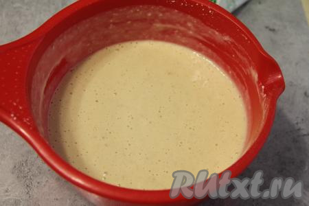 Перемешать тесто венчиком до однородного состояния. Блинное дрожжевое тесто получится не густым, оно будет чуть гуще, чем на блины.