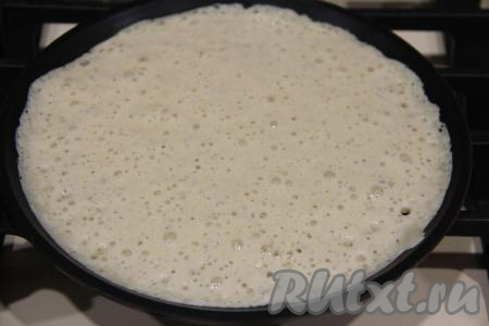 Сковороду (я использовала сковороду диаметром 18 сантиметров) смазать растительным маслом, очень хорошо разогреть. Влить 1,5 половника теста, равномерно распределить и жарить банановый блин с двух сторон до румяности на среднем огне, затем переложить на тарелку. Блинчики хорошо переворачиваются. Таким образом постепенно пожарить все блины, смазывая сковороду по мере необходимости маслом. В процессе выпекания блинов тесто не перемешиваем.