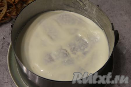 Собрать торт: я собирала в кулинарном кольце, смазывая банановые блины кремом и выкладывая их один на другой. В процессе формирования торта я срезала тонкие краешки блинов, но это необязательно.