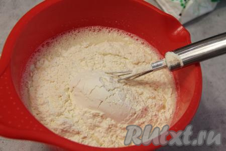 Всыпать просеянную муку и соль.&nbsp;