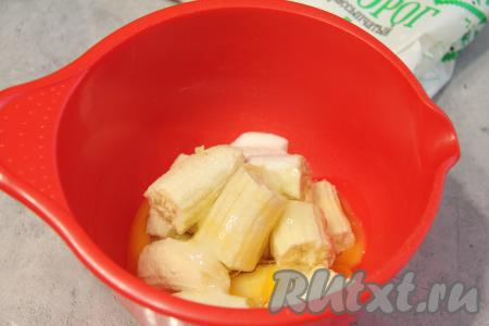 Прежде всего замесим тесто для блинов, для этого в объёмную миску нужно выложить очищенные бананы, поломанные на кусочки, добавить яйца и сахар, пробить массу до однородности погружным блендером.