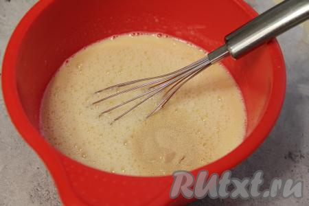В получившуюся тёплую смесь всыпать дрожжи и перемешать.