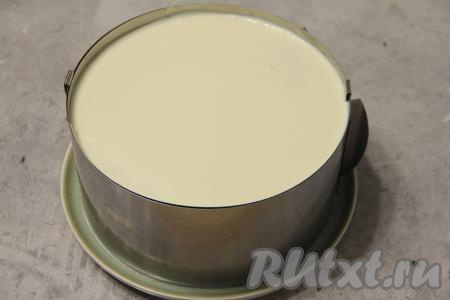 Блинный банановый торт поставить на ночь в холодильник. Немного крема я оставила и поместила в холодильник.