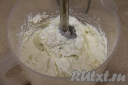 Для приготовления крема нужно сливочное масло, размягчившееся при комнатной температуре, соединить с творогом и пробить погружным блендером до однородного состояния.&nbsp;