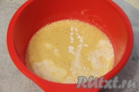 В получившуюся массу добавить тёплое молоко и тёплую воду (температура и воды, и молока, должна быть не выше 50 градусов), перемешать венчиком.