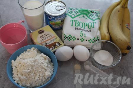 Подготовить продукты для приготовления торта из банановых блинов. Сливочное масло для приготовления крема должно быть комнатной температуры, поэтому достать из холодильника его нужно заранее, чтобы оно успело согреться и стать мягким.