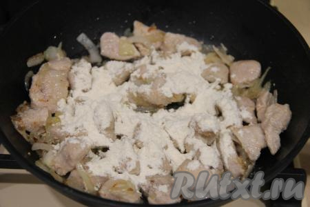 После того как лук станет золотистым, всыпать в сковороду муку.