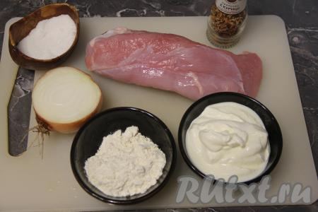 Подготовить продукты для приготовления гуляша из индейки в сметанном соусе. Филе индейки промыть, обсушить.