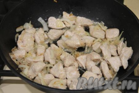 Обжаривать индейку с луком минут 10-15 (до золотистости лука), иногда перемешивая.