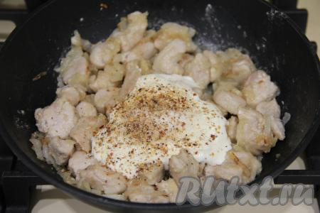 Всыпать соль и специи. Очень хорошо перемешать.