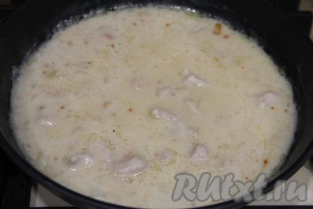 Накрыть сковороду крышкой, томить гуляш из индейки в сметанном соусе минут 15.