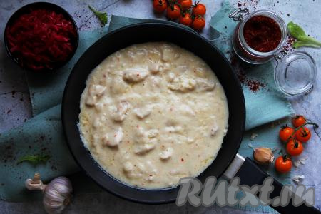 Вкусный, нежный гуляш подать к столу в горячем виде с гарниром, поливая сметанным соусом, в котором тушились кусочки индейки.