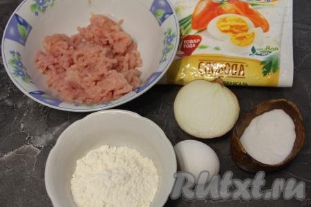 Подготовить продукты для приготовления оладий из фарша индейки. Филе индейки промыть, обсушить, пропустить через мясорубку, переложить в миску.
