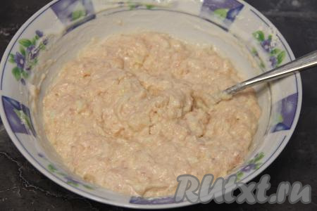 Тесто для мясных оладий должно получиться в меру густым. 