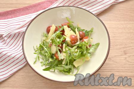 Аккуратно перемешиваем салат, пробуем на вкус. Если считаете нужным, то подсолите салат.