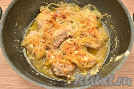 Сковороду снова накрываем крышкой и продолжаем тушить куриные бёдра с луком ещё 15 минут.