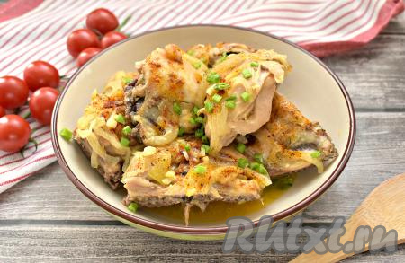 Куриные бёдра, тушёные с луком и сливочным маслом на сковороде, получились мягкими, сочными и очень вкусными. При подаче на стол их можно посыпать мелко нарезанной зеленью (я посыпала зелёным луком).