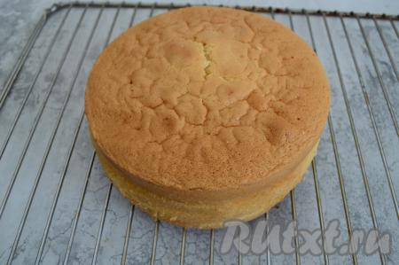 Готовность проверить при помощи сухой деревянной лучинки (если она остаётся сухой после прокалывания бисквита, значит выпечка готова). Вынуть готовую выпечку из духовки, дать остыть до тёплого состояния в форме, а затем достать из формы и полностью остудить на решётке. Бисквиту традиционно нужно дать хорошо "выстояться", чтобы он стал более плотным. Я обычно оставляю бисквит на 5-7 часов (можно оставить на сутки).