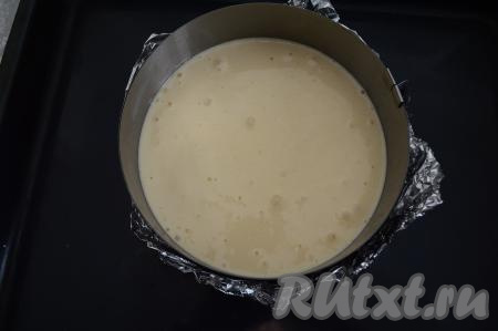 Бока формы для выпечки смазать сливочным маслом, перелить в форму бисквитное тесто. Я использовала форму диаметром 18 сантиметров. Выпекать французский бисквит в разогретой духовке при температуре 180 градусов в течение 35-40 минут. Бисквит в процессе выпечки хорошо поднимается. Открывать духовку во время выпечки бисквита первые минут 30 нельзя.