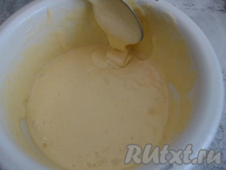 К яйцам, взбитым с водой и сахаром, частями всыпать просеянную муку, каждый раз вмешивая её в бисквитное тесто с помощью лопатки (или столовой ложкой). Вмешивать муку в тесто нужно аккуратно, стараясь не сбить воздушность яичной массы, но уверенно, движениями снизу-вверх. Бисквитное тесто должно получиться воздушным, не очень густым, напоминающим по консистенции крем, с ложки оно будет стекать лентой.