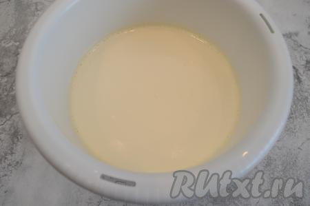 Взбить яйца с сахаром в течение 3 минут на средней скорости миксера, после этого скорость увеличить до высокой и взбивать ещё 7 минут. Масса значительно побелеет и хорошо увеличится в объёме. Затем к яйцам, взбитым с сахаром, частями влить воду комнатной температуры и взбивать на средней скорости миксера 1,5-2 минуты.