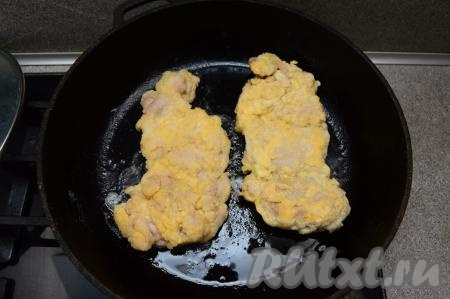 После того как мясо обжарится с двух сторон, отбивные ещё раз перевернуть, сделать огонь минимальным, накрыть сковороду крышкой. Потомить мясо 1-2 минуты, выключить огонь и оставить под крышкой ещё на 3 минуты.