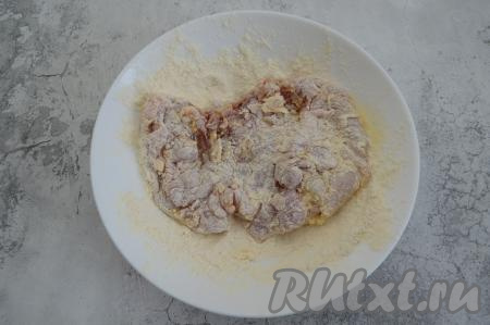 И ещё раз обвалять в муке с двух сторон.