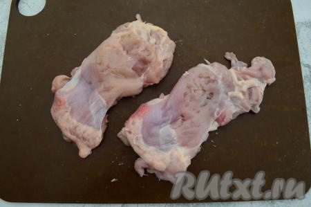 Кулинарным молоточком равномерно отбить разделанные бёдра до толщины примерно 0,7-1 сантиметр. Посолить мясо с двух сторон по вкусу, поперчить.