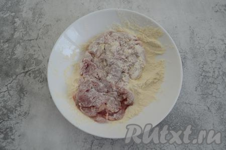 Затем каждую отбивную обвалять с двух сторон в муке.