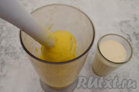 Банан и манго пробить погружным блендером до получения однородного пюре.