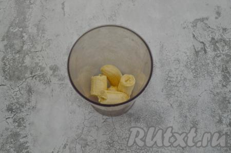 Банан очистить от кожуры, поломать на крупные кусочки и выложить в посуду, в которой удобно будет взбивать погружным блендером (я выложила в чашу блендера). Я всегда стараюсь в процессе приготовления смузи первым слоем выкладывать самый мягкий фрукт, тогда проще будет пюрировать.