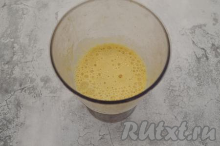 Затем влить молоко и ещё раз пробить смузи из манго и банана до однородности. Добавляя молоко, ориентируйтесь на густоту напитка, которую вы хотите получить. Я добавила 200 миллилитров молока, смузи получился в меру густым. Теперь можно попробовать напиток на вкус. Если вам не будет хватать сладости, тогда добавьте немного сахара или жидкого мёда и ещё раз пробейте массу. У меня манго-банановый смузи получился достаточно сладким, поэтому ни сахар, ни мёд я не добавляла.