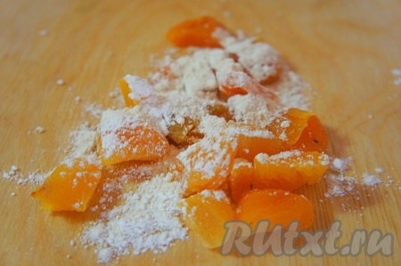 Курагу залить кипятком минут на 5, затем обсушить её, выложив на бумажное полотенце. Обсохшую курагу нарезать на небольшие кусочки (размером примерно с изюм) и обвалять со всех сторон в небольшом количестве муки.