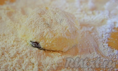 Руки смочить в воде и слепить влажными руками небольшие сырники. Тщательно обвалять сырники в муке. Всего у меня получилось 8 сырников.