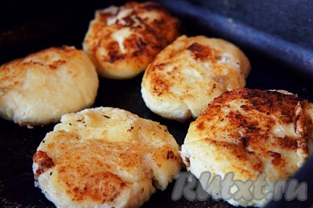 Сырники с курагой выложить на противень, застеленный ковриком (или пергаментом) для выпечки, и отправить в духовку, разогретую до 180 градусов, на 20 минут. Затем вынуть сырники из духовки, перевернуть их и отправить ещё на 10 минут запекаться в духовку.