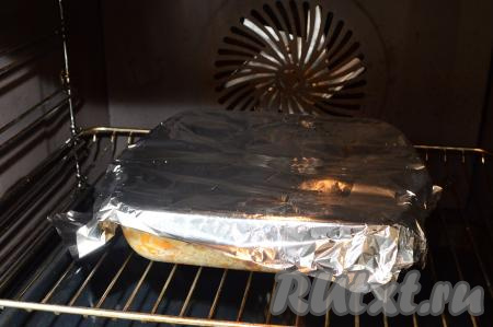 Накрыть форму фольгой и отправить в разогретую до 180 градусов духовку на 55-60 минут. Продолжительность запекания во многом зависит от сорта риса и особенностей духовки. Рисинки должны стать достаточно мягкими, но при этом не переваренными. Вода в процессе запекания испарится и впитается в рис.