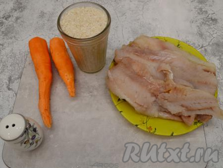 Подготовить продукты для приготовления филе минтая с рисом в духовке. Филе минтая заранее разморозить, осмотреть, удаляя, по возможности, оставшиеся косточки. Если у вас целый минтай, тогда его необходимо разделать на филе, удаляя хребтовую кость и мелкие косточки. Рыбное филе промыть и немного обсушить.