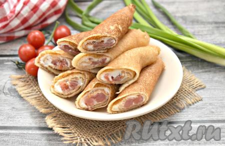 Вот такая вкусная и аппетитная закуска получилась из блинчиков с форелью и сливочным сыром.