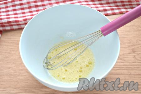Получается однородная яичная смесь.