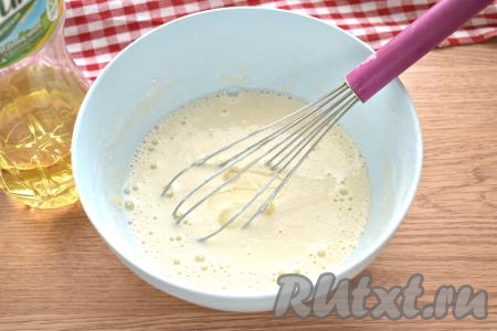 Сразу вливаем в тесто растительное масло, перемешиваем и даём настояться 10-15 минут.