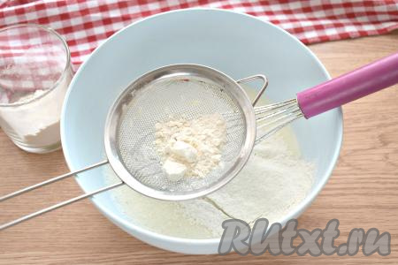 В получившуюся смесь частями просеиваем пшеничную муку, перемешивая блинное тесто венчиком. Тесто для блинов должно получиться без комочков, в меру жидким.