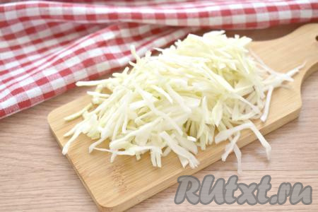 Сразу же добавляем в кастрюлю свежую белокочанную капусту, нарезанную на тонкие полоски, ещё раз даём воде закипеть. Затем варим картошку с капустой 15-20 минут на небольшом огне.