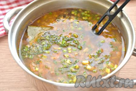 В конце приготовления рыбные щи с консервами и капустой по вкусу солим, перчим. Добавляем лавровый лист и мелко нарезанную зелень. Перемешиваем, провариваем минуту и выключаем огонь.